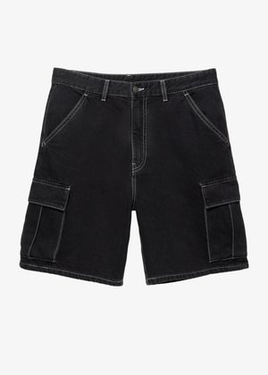 Mustat cargo-shortsit, joissa on erottuva valkoinen ommel, useita taskuja sivuilla ja vetoketjulukko. Valmistettu kestävästä materiaalista, tarkoitettu käytettäväksi.