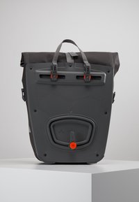 Zaino roll-top in tessuto nero resistente all'acqua; presenta una base grigia robusta, spallacci regolabili e dettagli arancioni sulle parti in metallo.