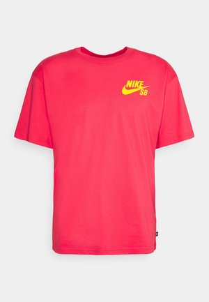 Rød bomulds T-shirt med korte ærmer, rund halsudskæring, prydet med et gult Nike SB-logo på venstre bryst. Simpelt design og glat tekstur.