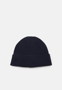 Bonnet en tricot côtelé marine avec un revers plié. Texture douce, sommet arrondi et design ajusté adapté aux temps froids.