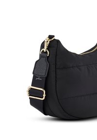 Sac en nylon noir au design gonflé, doté d'une fermeture éclair dorée et de quincailleries en or. Il possède une sangle texturée avec des accents en cuir pour un détail supplémentaire.