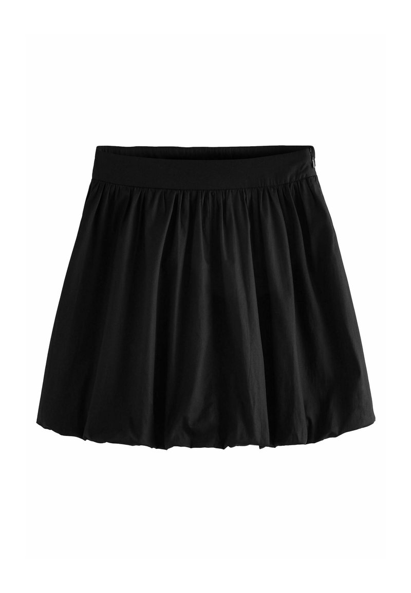 Jupe noire longueur genou avec une taille froncée et une coupe légèrement évasée à plis.
