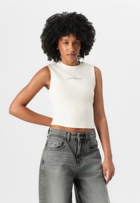 Guess Originals GO OPEN BACK SCRIPT TEE - Débardeur - sandy shore