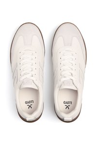 Weiße Ledersneaker mit hellgrauen Wildlederakzenten, runde Zehen, flachen Schnürsenkeln und einer strukturierten braunen Gummisohle. LLOYD-Logo innen sichtbar.