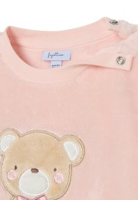 Prenda de felpa rosa con un aplique de oso. Presenta un cuello redondo, cierre a presión y una textura suave. La etiqueta indica tamaño: 10 meses.