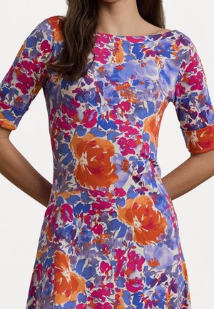 Robe fleurie avec un décolleté bateau et des manches courtes. Les couleurs incluent l'orange, le rose et le bleu sur un fond clair, avec une texture lisse.
