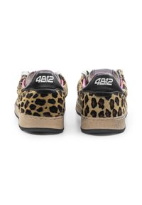 Leopardenmuster-Sneaker aus einer Mischung von Fell und Leder, schwarzen Akzenten, pinkem Innenfutter und einer strukturierten Gummisohle. Markenlogo auf der Ferse angebracht.