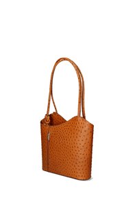Borsa a tracolla in pelle marrone con texture a puntini in rilievo, design curvo, due manici lunghi e una tasca esterna con zip.