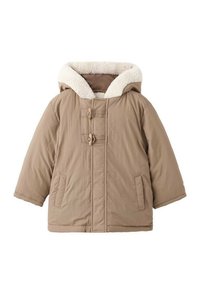 Cappotto invernale beige con cappuccio, fodera soffice color crema, due tasche frontali, chiusure a toggles e un materiale esterno morbido e texturizzato.