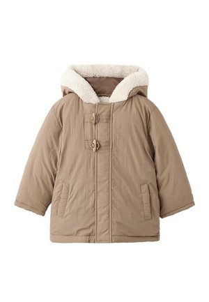Manteau d'hiver beige à capuche avec une doublure en fausse fourrure crème, deux poches avant, des fermetures à bascule et un matériau extérieur doux et texturé.