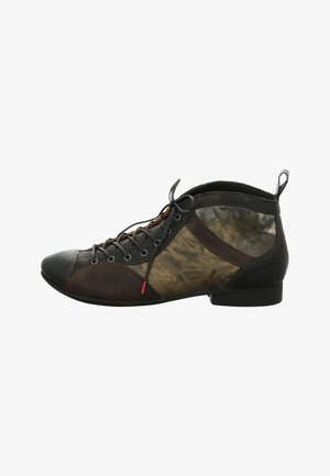 Lace-up Stiefeletten aus gemischtem Leder in Schwarz, Braun und Oliv, mit strukturiertem Finish und niedrigem Absatz. Rote Akzente in der Nähe der Sohle.