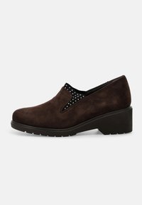 Scarpa slip-on in camoscio marrone con tacco basso a blocco, con pannello in tessuto nero decorato con piccoli borchietti argentati. Tomaia texturizzata e suola liscia.
