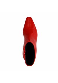 Rote Lederstiefelette mit spitz zulaufender Zehenpartie und glatter Oberfläche. Verfügt über einen seitlichen Reißverschluss zum Schließen und ein schwarzes Innenfutter.