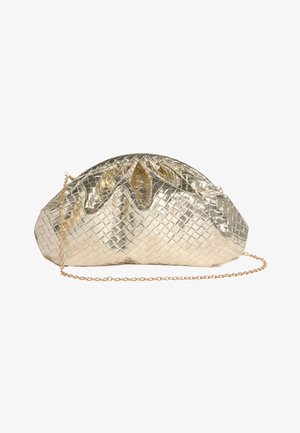 Gold gewebte Leder-Clutch mit gesammeltem Oberteil und einem dünnen goldenen Kettenriemen, vor weißem Hintergrund gezeigt.