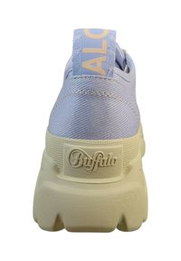 Világoskék, textúrázott sneaker vastag fehér talppal; hátsó húzószalaggal rendelkezik, amin arany színű "ALOC" felirat található, és a sarokrészen hangsúlyos "Buffalo" logó díszlik.
