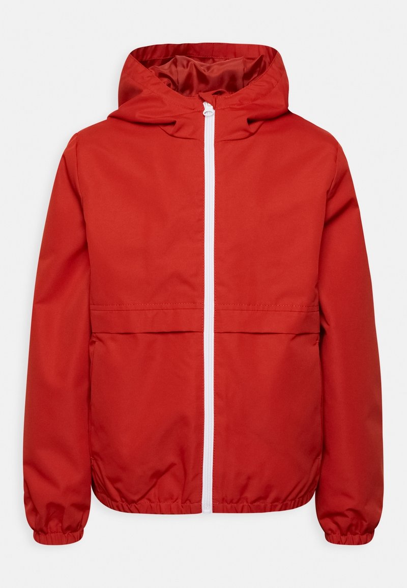 Veste rouge à capuche avec fermeture éclair blanche sur le devant, poignets élastiques et ourlet élastique, présentée sur un fond blanc uni.