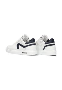 Witte leren sneakers met marineblauwe accenten, gestructureerde zijdetails, een witte rubberen zool en branding op de hiel.