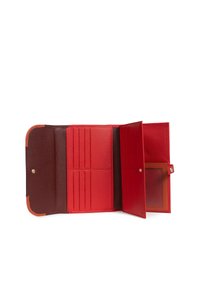 Portafoglio in pelle rosso e marrone; presenta diversi scomparti per carte, una tasca per monete e una finestra trasparente per l'ID. Tessuto liscio e chiusura a scatto.