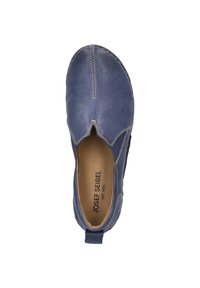 Scarpa blu in pelle senza lacci con dettagli cuciti, punta arrotondata e superficie testurizzata. L'interno mostra il nome del marchio "Josef Seibel."