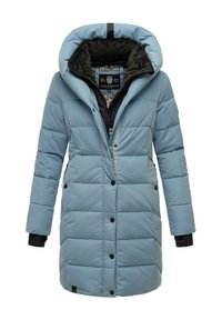 Abrigo tipo puffer de color azul claro con patrón de acolchado horizontal, gran capucha y acentos negros. Presenta botones delanteros y cremallera, con un forro interior suave.