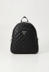 Čierny prešívaný kožený batoh so zlatými kovaniami a trojuholníkovým logom. Má zaoblený tvar a zapínanie na zips.