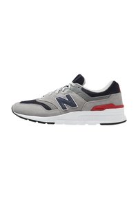 Sneakers en daim gris et mesh avec des accents navy, semelle intermédiaire blanche, détail de talon rouge et logo réfléchissant. Fermeture lacée. Design athlétique classique.