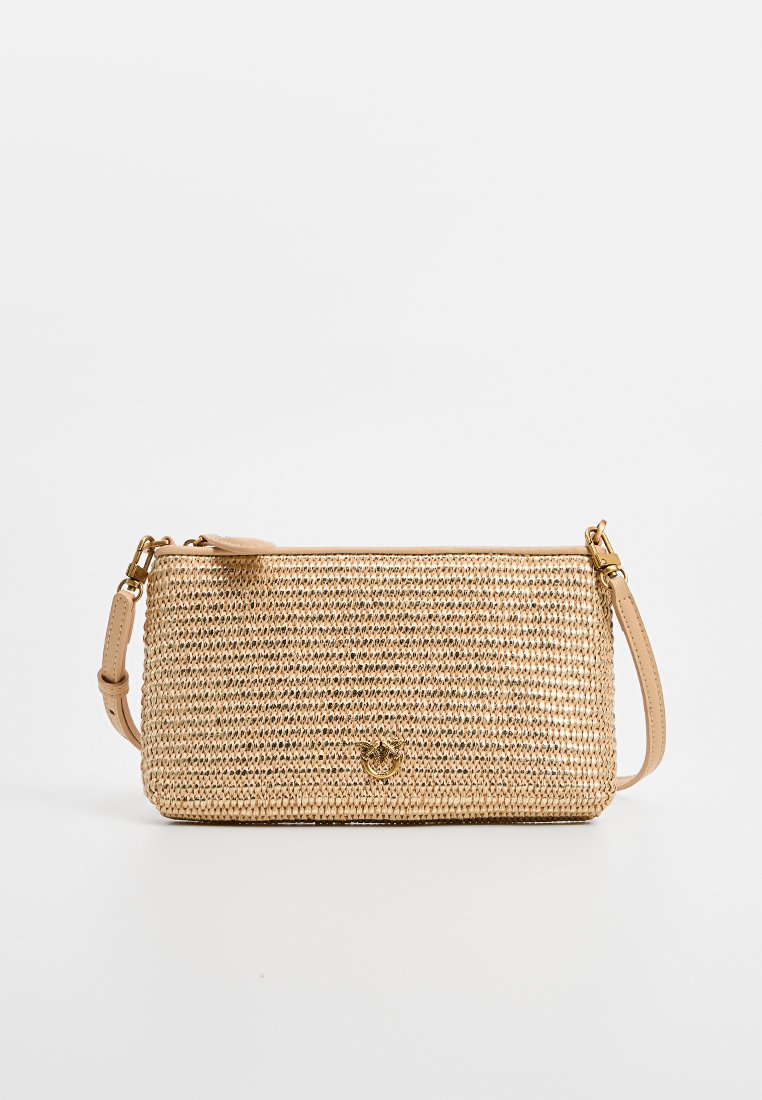 Geflochtene Strohtaschen über die Schulter in hellbeige mit einem glatten Ledertragegurt, der auf der Vorderseite ein goldfarbenes Logo-Detail und eine rechteckige Form aufweist.