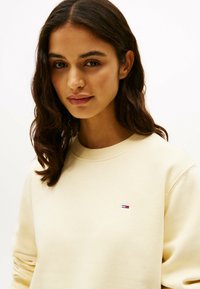 Tommy Jeans FLAG CREW - Felpa - custard cream