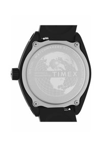 Montre Timex avec un dos en acier inoxydable arborant un motif de globe, un bracelet en caoutchouc noir et des accents en argent autour du boîtier. Étanche jusqu'à 50 m.