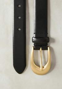 Zwarte leren riem met een gouden metalen gesp. De riem heeft een gladde textuur, een puntige uiteinde en drie metalen verstelgaten.