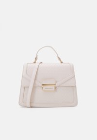 Weiße gesteppte Handtasche mit strukturierter Form, goldenen Beschlägen und einem mittigen Verschluss. Mit einem oberen Griff und einem abnehmbaren Schulterriemen.