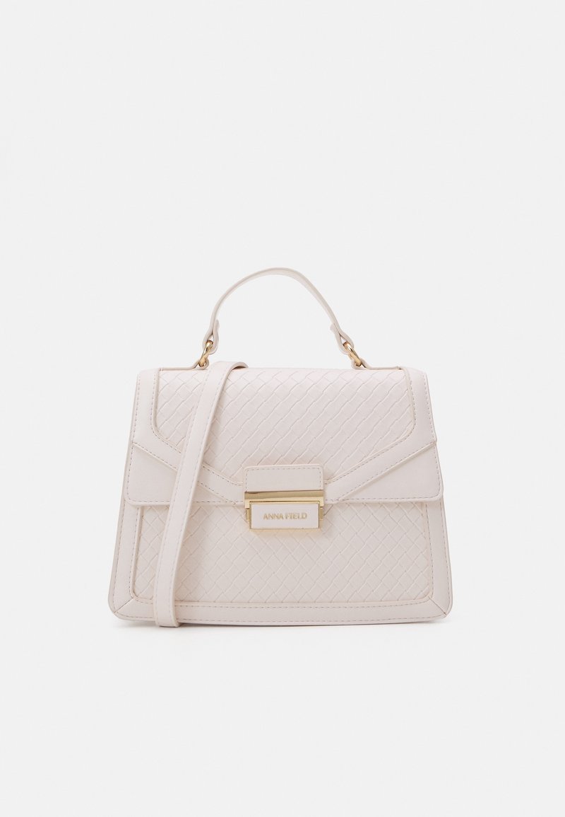 Weiße gesteppte Handtasche mit strukturierter Form, goldenen Beschlägen und einem mittigen Verschluss. Mit einem oberen Griff und einem abnehmbaren Schulterriemen.