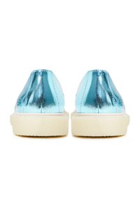 Metallisch hellblaue Sneaker mit glatter Oberfläche, ausgestattet mit einer weißen Gummisohle und einem abgerundeten Zehendesign. Dezente Nähte betonen das Gesamtbild.