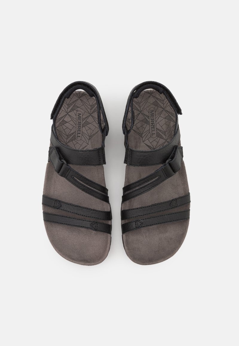 Szare sandały z czarnymi paskami, z teksturowaną wkładką i regulowanym zapięciem. Lekka konstrukcja zapewniająca komfort i łatwość noszenia.