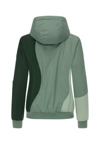 Veste à capuche dans des nuances de vert variées ; présente un mélange de tissus lisses et texturés, une taille élastique et des poignets ajustés.