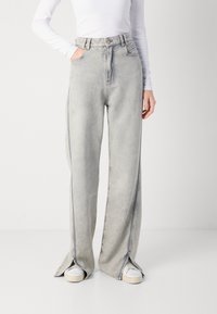 Høytlivde, vide denimjeans i lysegrå med en falmet finish. Har-sided rift i kanten og to lommer foran.