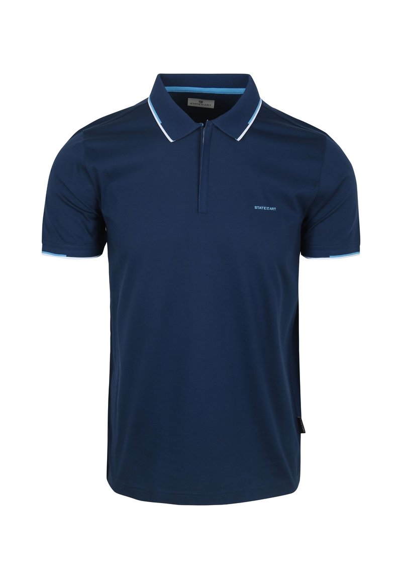 Navyblauwe poloshirt in een lichtgewicht stof, met een ritskraag, contrasterende lichtblauwe accenten en een klein logo op de voorkant.