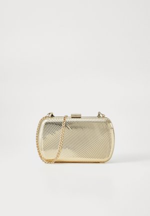 Guldmetallic clutchpung med diagonale strukturerede linjer og en guld kæderem på en hvid baggrund.