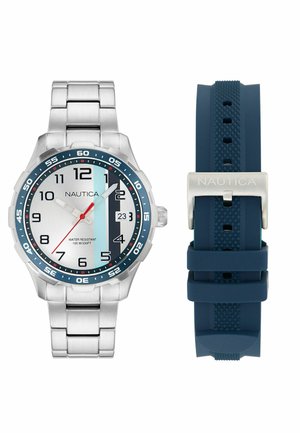 Férfi Nautica karóra ezüst színű fém szíjjal, fehér számlappal kék és fekete részletekkel, dátumkijelzővel és egy plusz kék szilikon szíjjal.