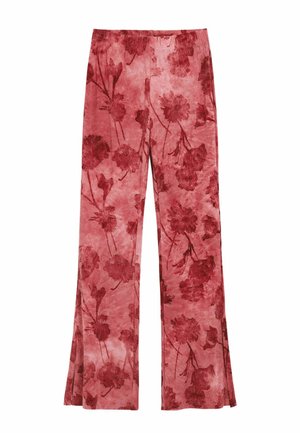 Broek met bloemenprint gemaakt van lichtgewicht stof. Het ontwerp heeft rode bloemen op een roze achtergrond, met een wijde pijp en een elastische tailleband.