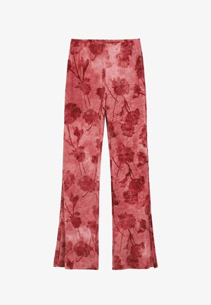 Broek met bloemenprint gemaakt van lichtgewicht stof. Het ontwerp heeft rode bloemen op een roze achtergrond, met een wijde pijp en een elastische tailleband.