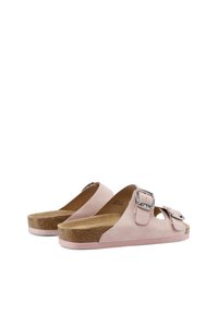 Sandali in pelle rosa a slip-on con doppio cinturino, soletta in sughero, suola piatta e design open toe. Texture liscia con accenti metallici.