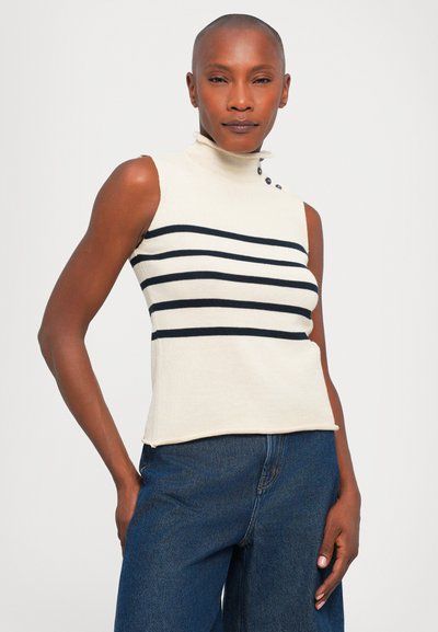 Top in maglia senza maniche color crema con righe blu navy, dotato di colletto alto e tre bottoni decorativi sulla spalla, con texture liscia.