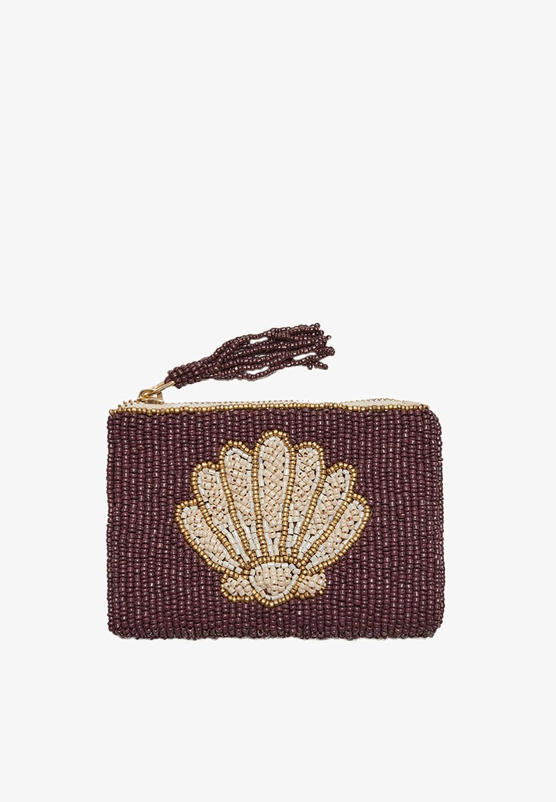 Petit étui rectangulaire décoré de perles violettes et d’un motif coquille beige et doré, avec une fermeture éclair avec pompon perlé.