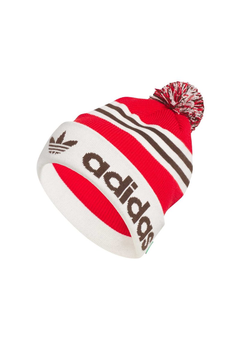 Rød og hvid stribet strikhætte med en strikket pom-pom på toppen, der har et markant brunt "adidas" mærke og logo.