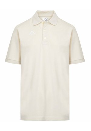 Polo beige à manches courtes avec trois boutons, col et manches côtelés, et petit logo blanc sur le côté gauche de la poitrine.
