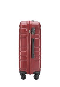 Valise rigide rouge avec surface texturée, fermeture éclair, verrou à combinaison, poignée latérale et quatre roues noires pour une mobilité facile.