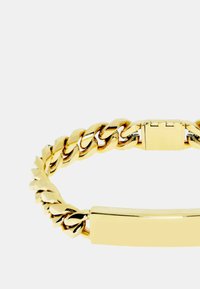 Bracciale in oro con anelli intrecciati, un'etichetta rettangolare liscia e una finitura lucida. Nota le superfici lucenti e riflettenti.