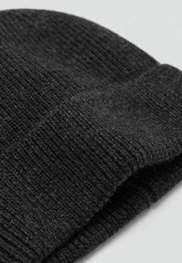 Cappello a cuffia nero lavorato a maglia con texture a coste e risvolto piegato. Realizzato con filato morbido, offre una vestibilità aderente e calore.