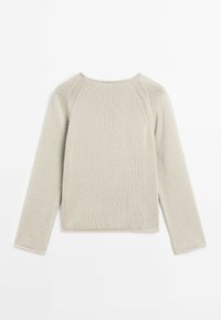 Pull en maille beige à manches longues avec encolure ronde et tissu texturé, posé à plat sur un fond blanc.